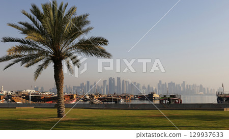 卡達多哈濱海路的晨景 — — 單桅帆船與現代天際線 129937633