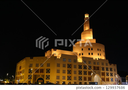 卡達多哈法納爾伊斯蘭文化中心夜景 卡達多哈法納爾伊斯蘭文化中心夜景 129937686