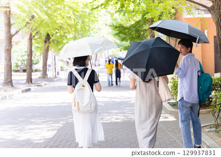Men and women holding parasols 129937831