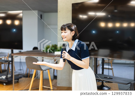 一個女人和一個麥克風說話 129937833