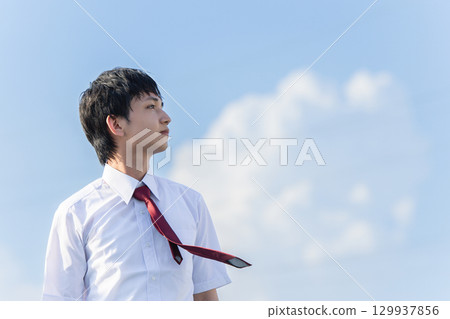 A man looking up at the sky 129937856