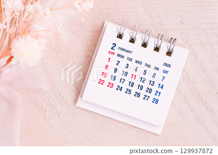 2026年2月日本日曆粉紅色背景 129937872