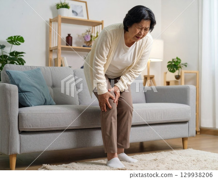 因膝蓋疼痛而無法行走的老人 129938206