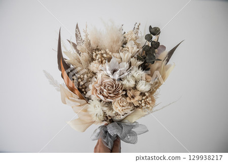 有花束的女性手 有花束的女性手 129938217
