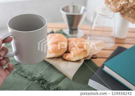 桌上的麵包和咖啡 桌上的麵包和咖啡 129938242