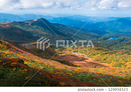 秋季攀登栗駒山(栗駒山~益武山:眺望益武山和菅原湖) 秋季攀登栗駒山(栗駒山~益武山:眺望益武山和菅原湖) 129938323