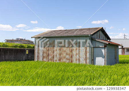 在陽光明媚的日子裡，鄉村風景和小屋 129938347