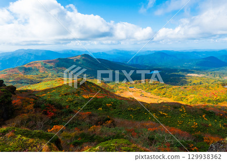 秋季攀登栗駒山(栗駒山~益武山:眺望益武山和菅原湖) 秋季攀登栗駒山(栗駒山~益武山:眺望益武山和菅原湖) 129938362