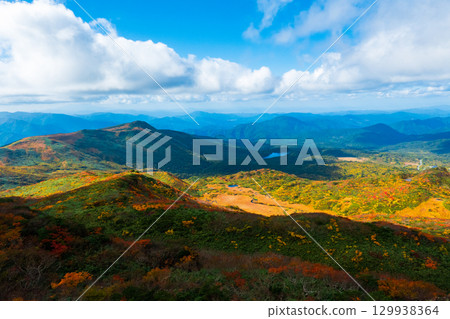 秋季攀登栗駒山（栗駒山～益武山：眺望益武山和菅原湖） 129938364