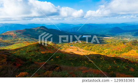 秋季攀登栗駒山（栗駒山～益武山：眺望益武山和菅原湖） 129938365