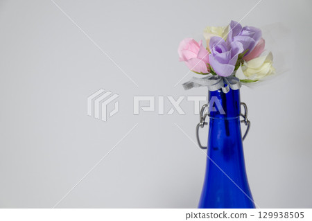 藍色花飾瓶身 129938505