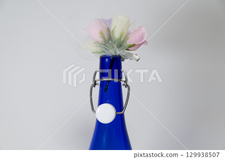 一束包裹在藍色瓶子裡的花束 129938507