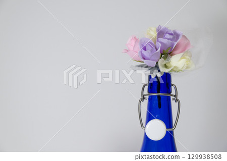 春天的花朵裝飾藍色花盆 春天的花朵裝飾藍色花盆 129938508