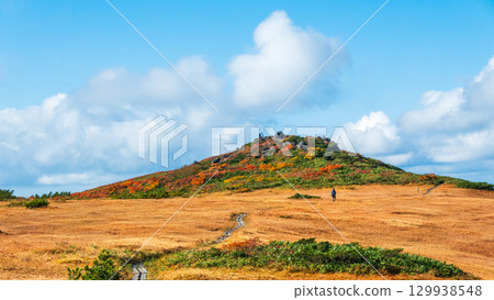Climbing Mount Kurikoma in autumn (Mount Kurikoma - Mount Masutake: Shirogane Marshland) 129938548