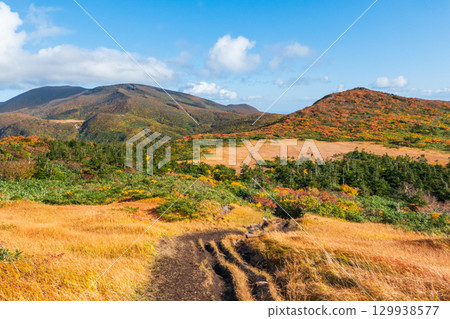 Climbing Mount Kurikoma in autumn (view of Mount Kurikoma from Mount Masu) 129938577