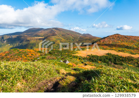 秋季攀登栗駒山（從昇山眺望栗駒山） 129938579