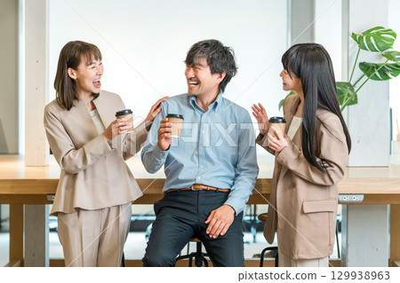 商人和女商人在辦公室喝咖啡聊天 商人和女商人在辦公室喝咖啡聊天 129938963