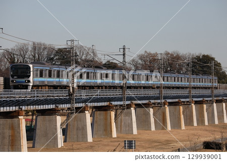 行駛在川越線荒川橋上的臨海線70-000系列Z6列車 129939001