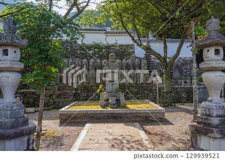 Hokyoin pagoda and 25 stone statues of Bodhisattvas at Saikyoji Temple in Otsu, Shiga 129939521