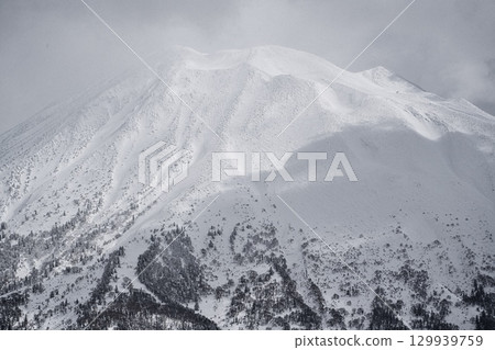 北海道新雪谷的冬天：暴風雪過後的第二天，從高橋牧場眺望羊蹄山 129939759