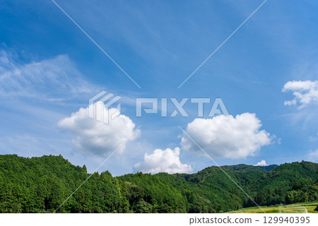 山上的藍天和雲彩 129940395