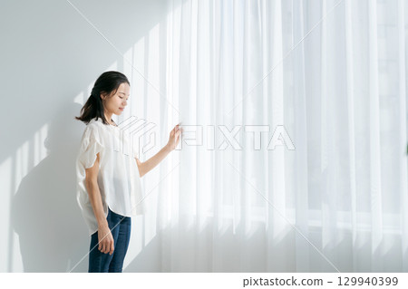 一個女人站在窗邊 129940399