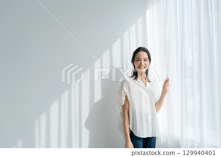 一個女人站在窗邊 129940401