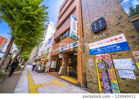 日本東京城市景觀:神田神保町,一個二手書店街區,兩旁店朝北。樓梯下有酒吧…(8月21日) 日本東京城市景觀:神田神保町,一個二手書店街區,兩旁店朝北。樓梯下有酒吧…(8月21日) 129940411