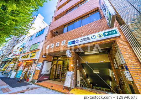 日本東京城市景觀：神田神保町，一個二手書店街區，兩旁店朝北。樓梯下有酒吧…（8月21日） 129940675