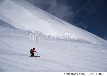 滑雪巡邏隊沿著新雪谷東急大比羅夫的動態斜坡滑雪 滑雪巡邏隊沿著新雪谷東急大比羅夫的動態斜坡滑雪 129941026