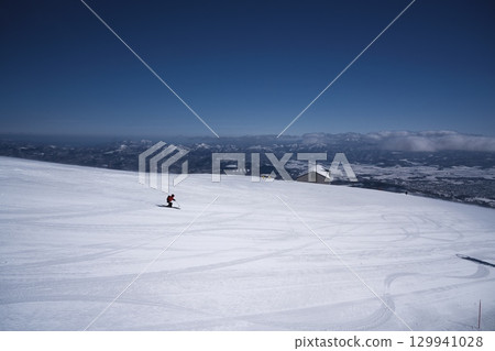 滑雪巡邏隊沿著新雪谷東急大比羅夫的動態斜坡滑雪 129941028