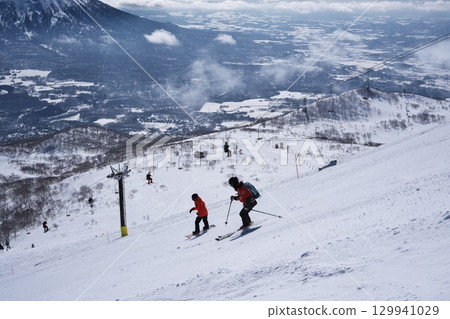 滑雪巡邏隊沿著新雪谷東急大比羅夫的動態斜坡滑雪 129941029