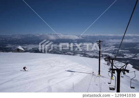 滑雪巡邏隊沿著新雪谷東急大比羅夫的動態斜坡滑雪 滑雪巡邏隊沿著新雪谷東急大比羅夫的動態斜坡滑雪 129941030