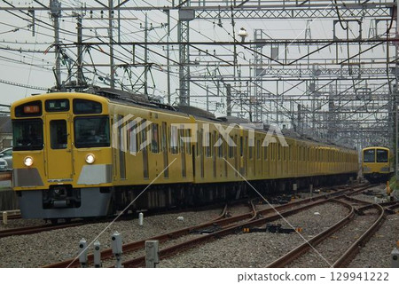 西武新2000系列及新101系列列車駛入西所澤站 西武新2000系列及新101系列列車駛入西所澤站 129941222