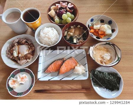 Grilled salmon set meal Delicious Japanese cuisine / Grilled fish set meal (grilled salmon set meal) Grilled salmon set meal Delicious Japanese cuisine / Grilled fish set meal (grilled salmon set meal) 129941284