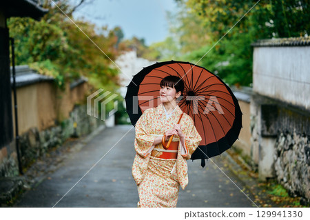 一位身著和服的女子漫步在武士住宅中 129941330