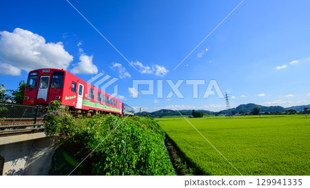 秋田內陸線,藍天和稻田,從秋田縣臨時觀景台拍攝 秋田內陸線,藍天和稻田,從秋田縣臨時觀景台拍攝 129941335