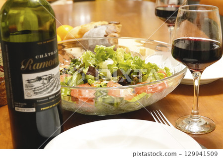 桌上的沙拉和葡萄酒 129941509