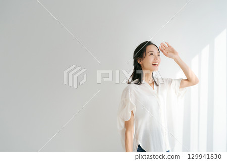 一位女士在窗邊沐浴陽光 129941830