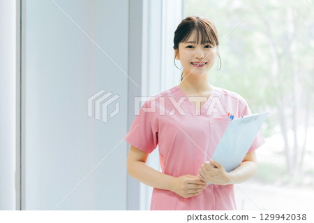 Smiling female nurse 129942038