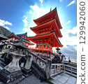 The three-story pagoda, which appears to be blessed with good fortune, had a halo shining on it even before retouching 129942060