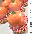 A tart cake made with whole peaches 129942064