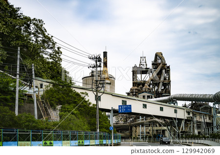 工廠建築和巨大管道營造的工業景觀 工廠建築和巨大管道營造的工業景觀 129942069