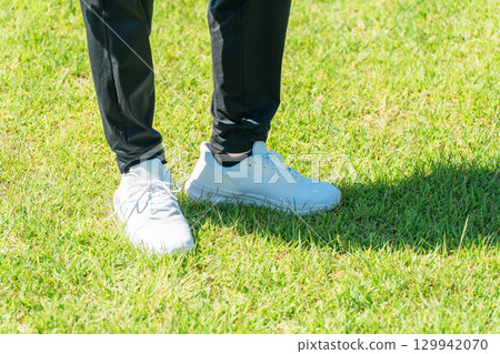 公園長廊上的跑步/步行鞋、風景、山丘、斜坡、腳 129942070