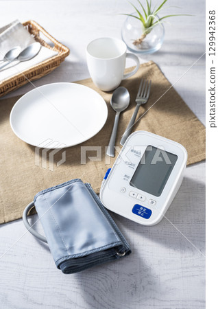 Image of measuring blood pressure before breakfast Image of measuring blood pressure before breakfast 129942368