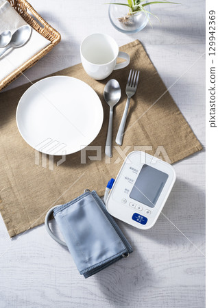 早餐前測量血壓的圖片 129942369