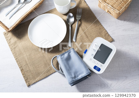 Image of measuring blood pressure before breakfast 129942370