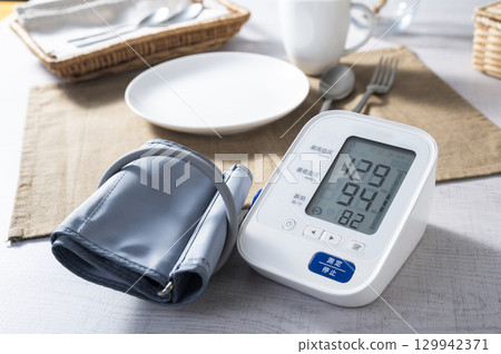 Image of measuring blood pressure before breakfast 129942371