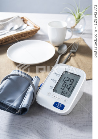 Image of measuring blood pressure before breakfast 129942372