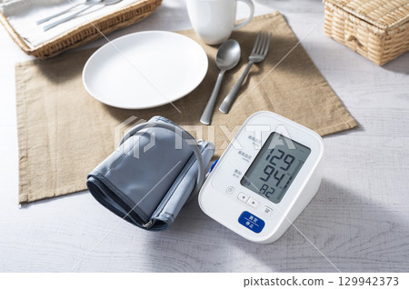 早餐前測量血壓的圖片 129942373